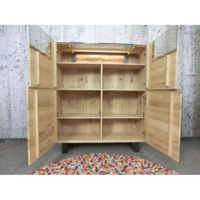 Alderstone Dubová komoda z masivu s osvětlením